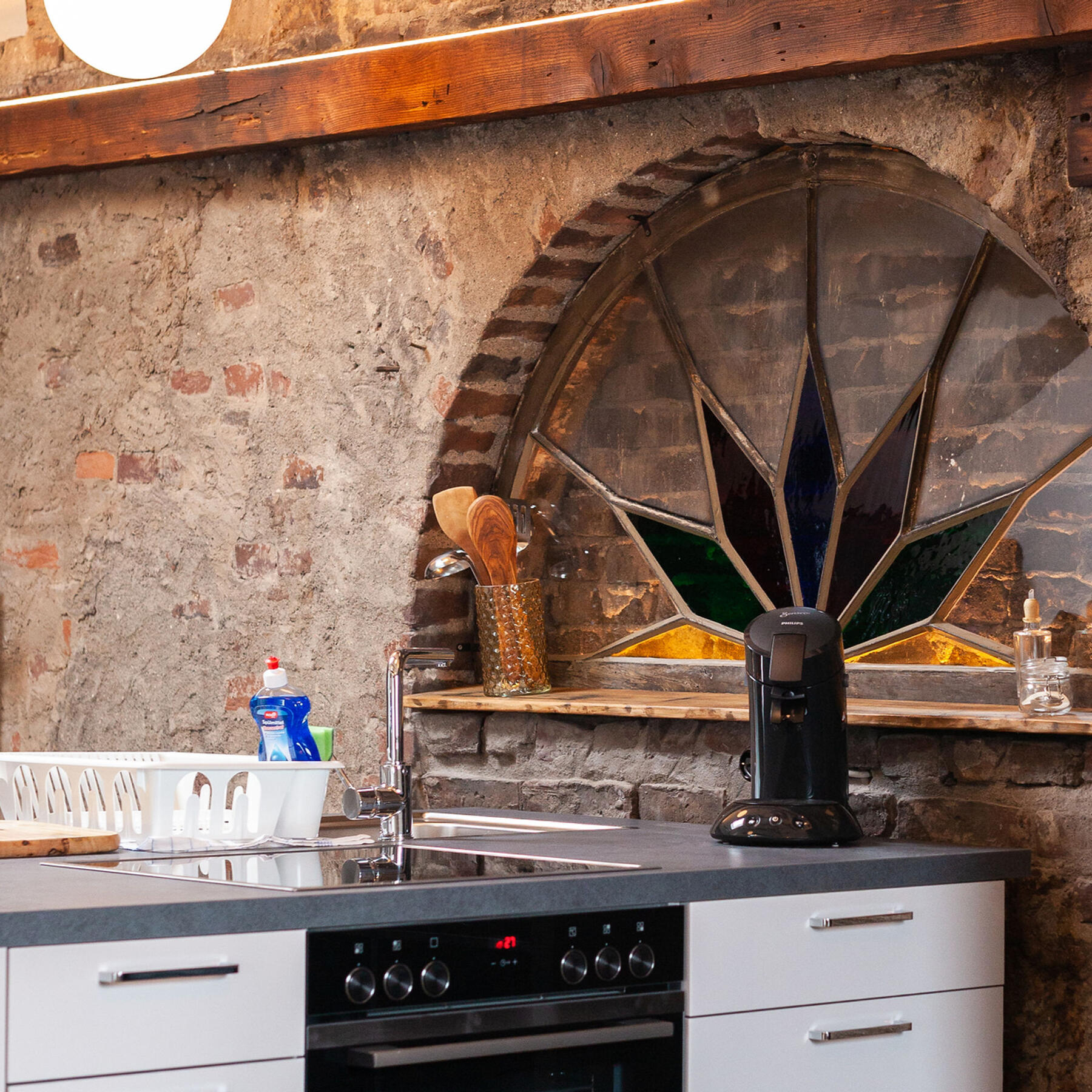 Moderne Küche mit Induktionsherd, Spülmaschine &amp; Backofen