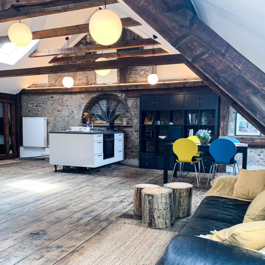 Geräumiges Wohnzimmer mit Sofa