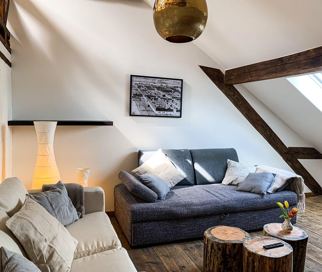 Wohnzimmer mit UHD-TV &amp; Schlafsofa für 2 Personen